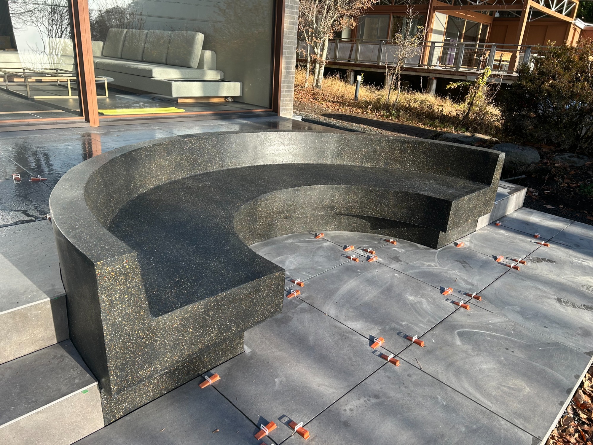 店舗外部土間300角タイル貼り